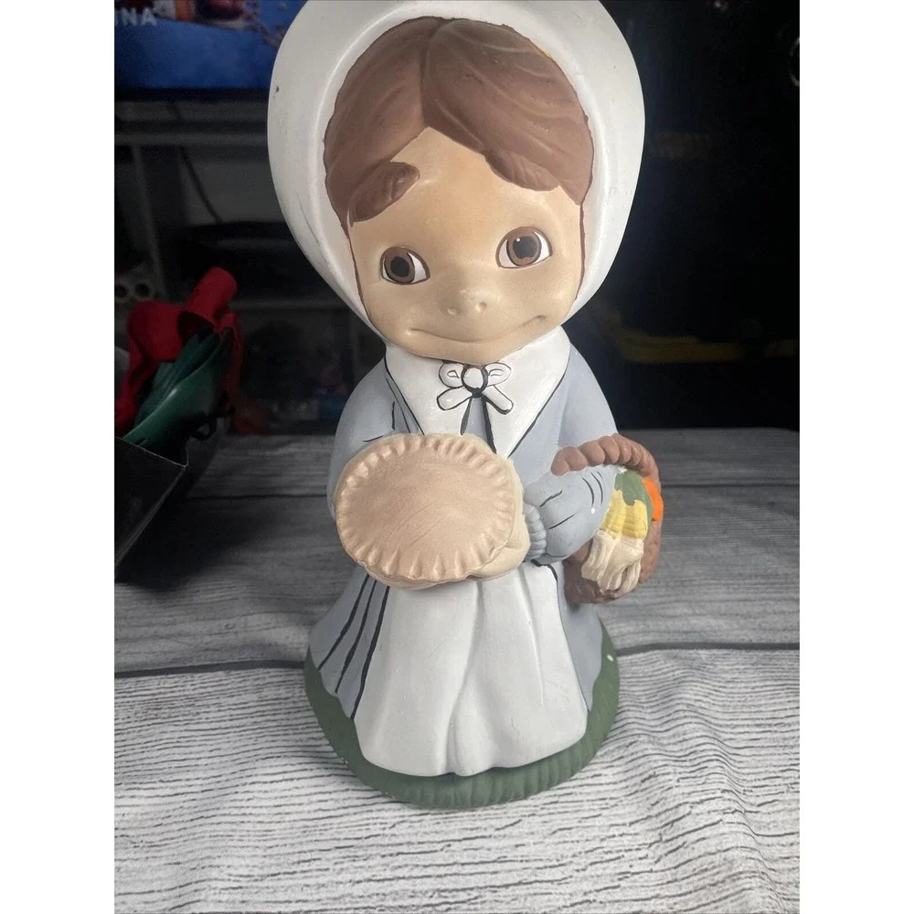 Vintage‎ Hand Painted Ceramic Pilgrim Girl Figurine Thanksgiving Harvest Decor